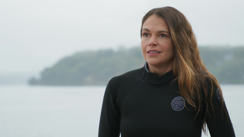 Rip Curl Surfing Wetsuit of Sutton Foster as Liza Miller in Younger S07E04 TV Show 2021 (4)