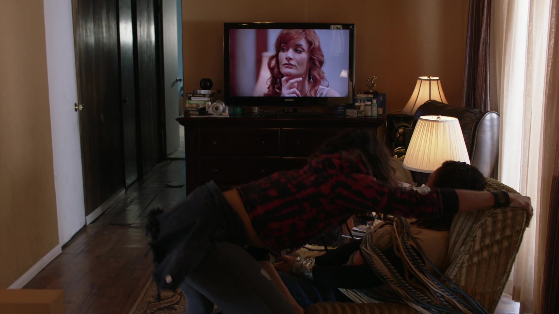 Samsung Television In Shameless S11e11 The Fickle Lady Is Calling It