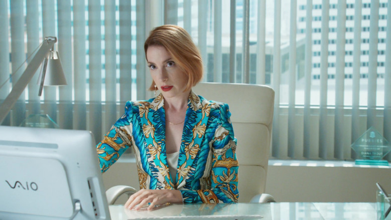 Sony Vaio AIO Computer Used by Molly Bernard as Lauren Heller in Younger S07E01 (3)