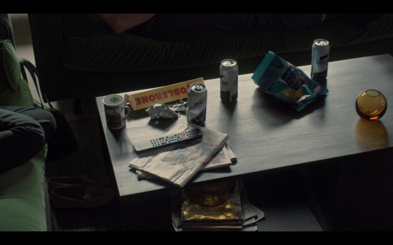 Toblerone Chocolate and Carling Beer Cans in Breeders S02E07 (1)