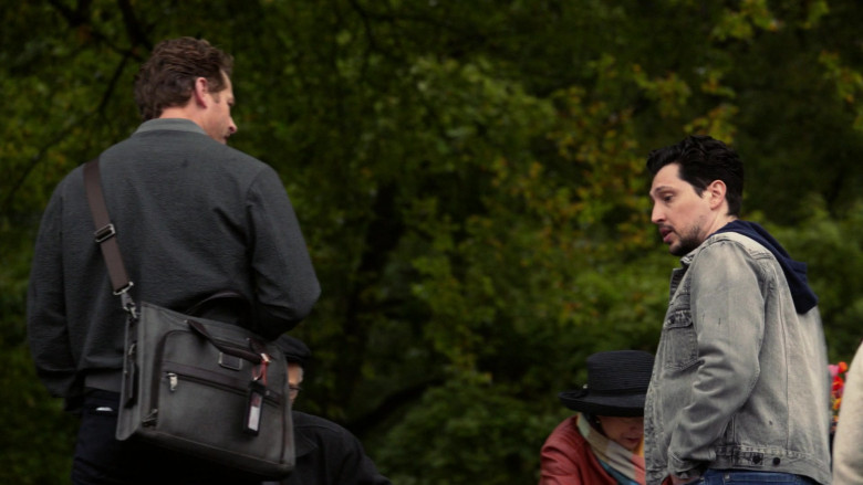 Tumi Bag of Josh Dallas as Ben Stone in Manifest S03E03 (1)