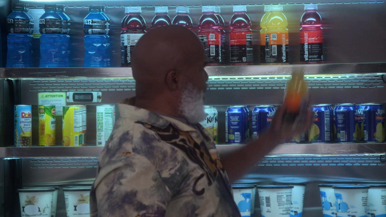 Vitaminwater, Dole and Jumex Juice Cans in Dad Stop Embarrassing Me! S01E07 #RichDadWokeDad (2021)