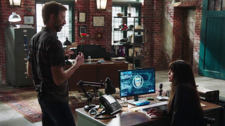 Acer Monitor in NCIS New Orleans S07E15 (1)