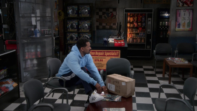 Adidas Men's Sneakers of Mike Epps as Bennie in The Upshaws S01E09 Gloves Off (1)