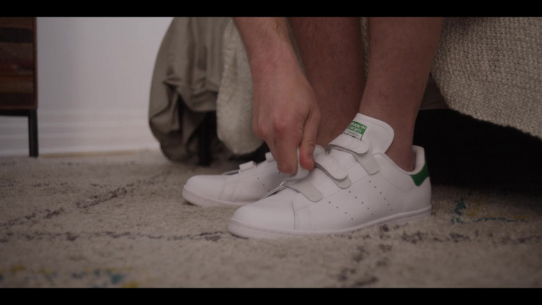 Adidas Stan Smith Sneakers of Ryan O'Connell in Special S02E01 One Day Stand (2021)