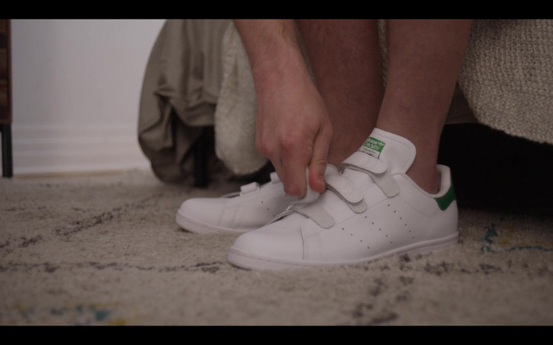Adidas Stan Smith Sneakers of Ryan O'Connell in Special S02E01 One Day Stand (2021)