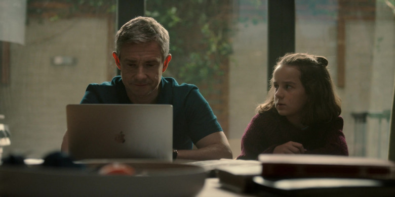 Apple MacBook Laptop Used by Martin Freeman as Paul Worsley in Breeders S02E09 (2)