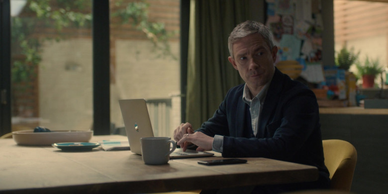 Apple MacBook Laptop Used by Martin Freeman as Paul Worsley in Breeders S02E09 (3)