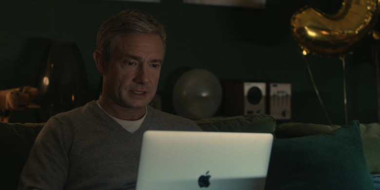 Apple MacBook Laptop Used by Martin Freeman as Paul Worsley in Breeders S02E09 (5)