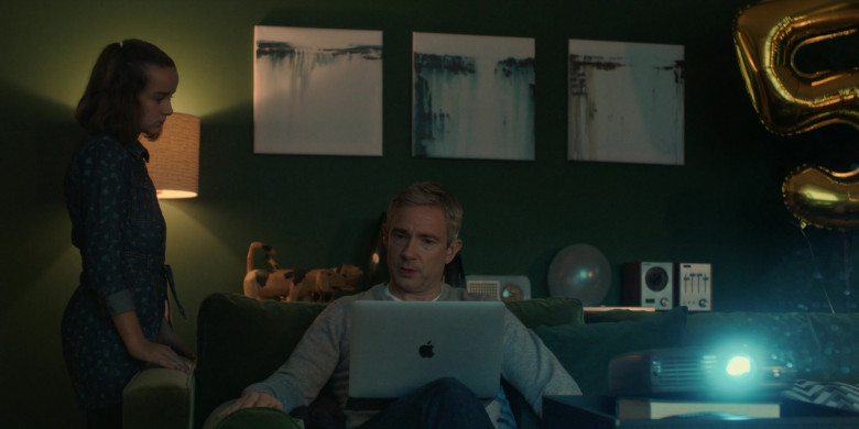 Apple MacBook Laptop Used by Martin Freeman as Paul Worsley in Breeders S02E09 (6)