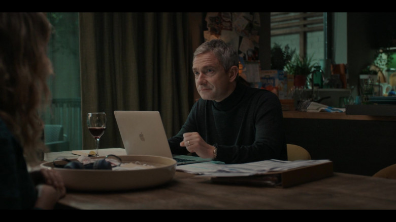 Apple MacBook Laptop Used by Martin Freeman as Paul Worsley in Breeders S02E10 No Power Part II (2021)