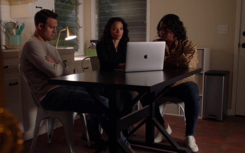 Apple MacBook Laptop in 9-1-1 S04E13 Suspicion (2021)