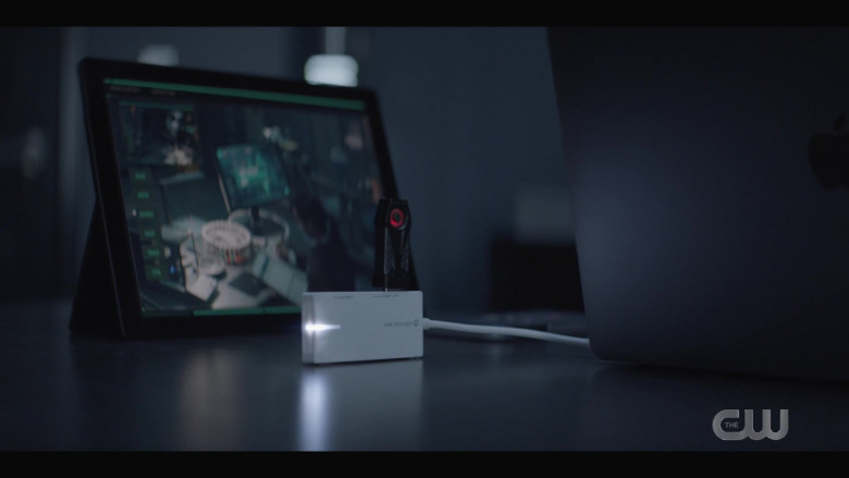 Apple MacBook Laptop in Batwoman S02E12 (1)
