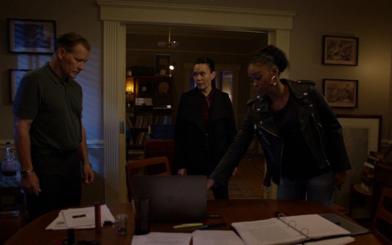 Apple MacBook Laptop in Black Lightning S04E11 The Book of Reunification Chapter Two (2021)