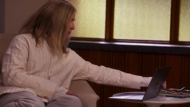 Apple MacBook Laptop in Girls5eva S01E03 Alf Musik (2021)