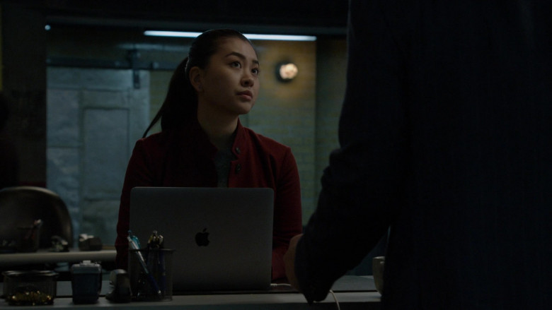 Apple MacBook Laptop in The Blacklist S08E16 Nicholas Obenrader (No. 133) (2021)