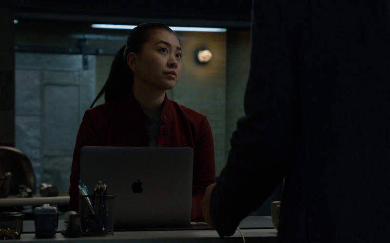 Apple MacBook Laptop in The Blacklist S08E16 Nicholas Obenrader (No. 133) (2021)
