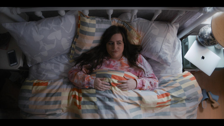 Apple MacBook Laptop of Aidy Bryant as Annie Easton in Shrill S03E05 (1)