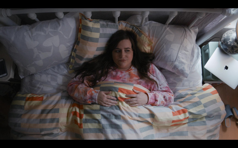 Apple MacBook Laptop of Aidy Bryant as Annie Easton in Shrill S03E05 (1)