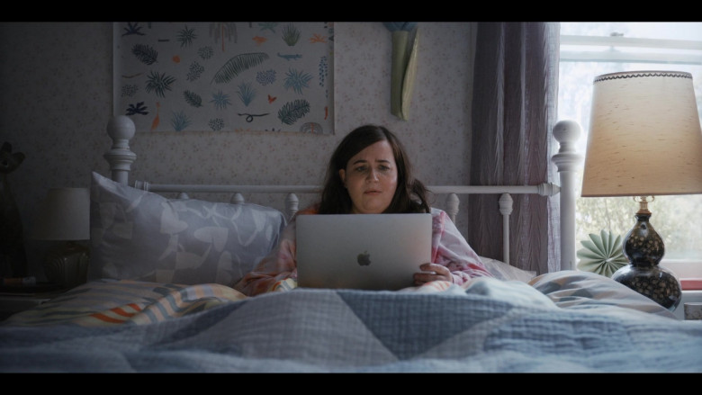 Apple MacBook Laptop of Aidy Bryant as Annie Easton in Shrill S03E05 (2)