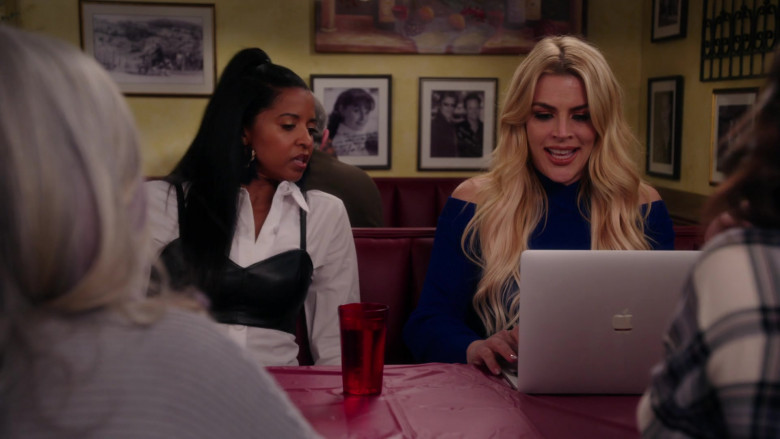 Apple MacBook Laptop of Busy Philipps as Summer in Girls5eva S01E06 (1)