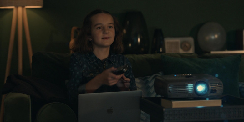 Apple MacBook Laptop of Eve Prenelle as Ava in Breeders S02E09 (1)