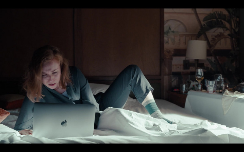 Apple MacBook Laptop of Hannah Einbinder as Ava in Hacks S01E02 (2)