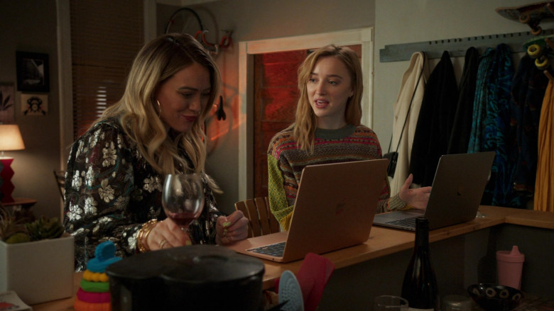 Apple MacBook Laptop of Hilary Duff as Kelsey Peters in Younger S07E10 Inku-baited (3)