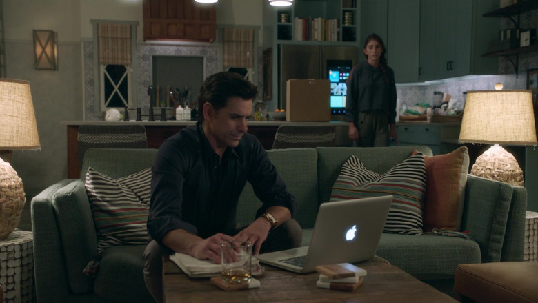 Apple MacBook Laptop of John Stamos as Marvyn Korn in Big Shot S01E06 Carlsbad Crazies (2021)