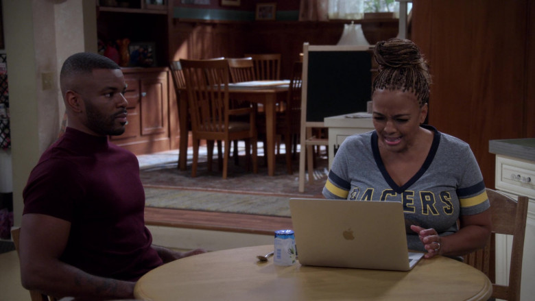 Apple MacBook Laptop of Kim Fields as Regina in The Upshaws S01E06 Last Straw (1)
