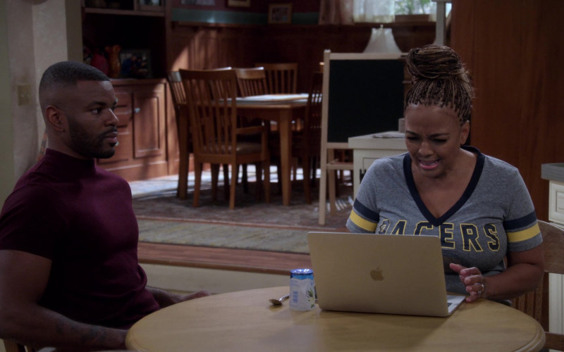 Apple MacBook Laptop of Kim Fields as Regina in The Upshaws S01E06 Last Straw (1)