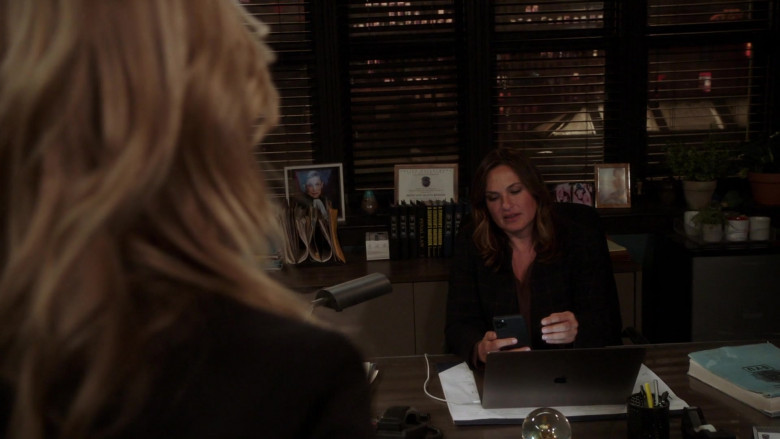 Apple MacBook Laptops in Law & Order Special Victims Unit S22E15 What Can Happen in the Dark (2)