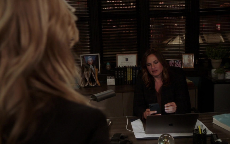 Apple MacBook Laptops in Law & Order Special Victims Unit S22E15 What Can Happen in the Dark (2)