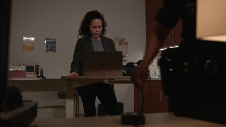 Apple MacBook Laptops in The Rookie S03E12 (1)