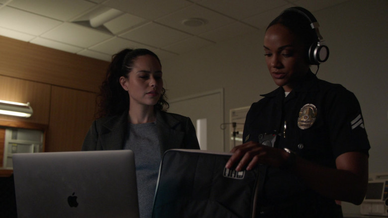 Apple MacBook Laptops in The Rookie S03E12 (3)