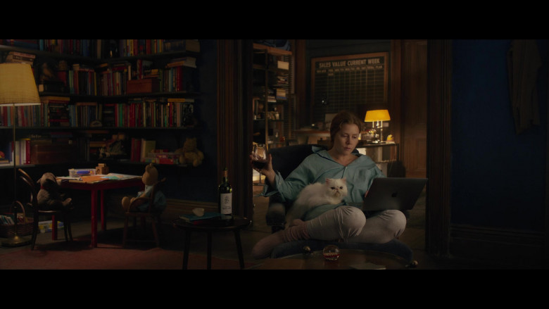 Apple MacBook Pro Laptop of Amy Adams as Dr. Anna Fox in The Woman in the Window (1)