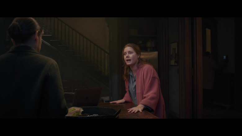 Apple MacBook Pro Laptop of Amy Adams as Dr. Anna Fox in The Woman in the Window (2)