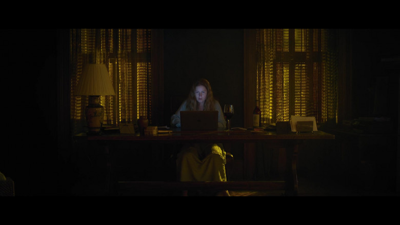 Apple MacBook Pro Laptop of Amy Adams as Dr. Anna Fox in The Woman in the Window (3)