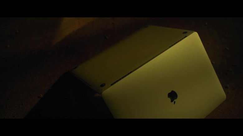 Apple MacBook Pro Laptop of Amy Adams as Dr. Anna Fox in The Woman in the Window (4)