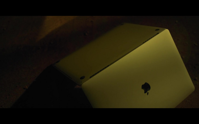 Apple MacBook Pro Laptop of Amy Adams as Dr. Anna Fox in The Woman in the Window (4)