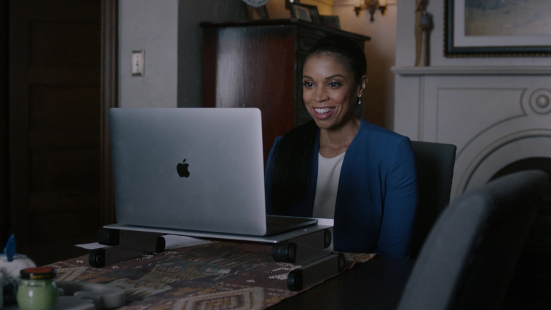 Apple MacBook Pro Laptop of Susan Kelechi Watson as Beth (Clarke) Pearson in This Is Us S05E14 TV Show 2021 (1)