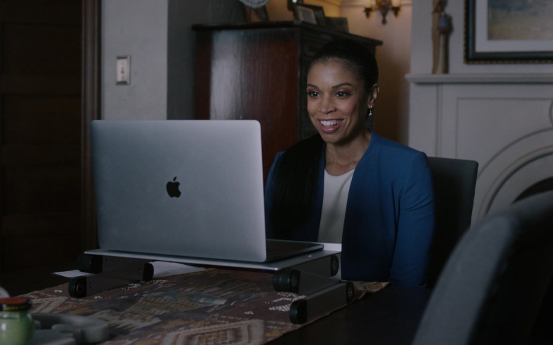 Apple MacBook Pro Laptop of Susan Kelechi Watson as Beth (Clarke) Pearson in This Is Us S05E14 TV Show 2021 (1)