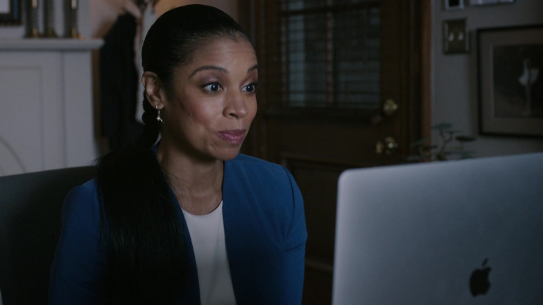 Apple MacBook Pro Laptop of Susan Kelechi Watson as Beth (Clarke) Pearson in This Is Us S05E14 TV Show 2021 (2)