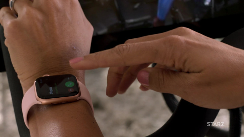 Apple Watch in Run the World S01E01 (1)