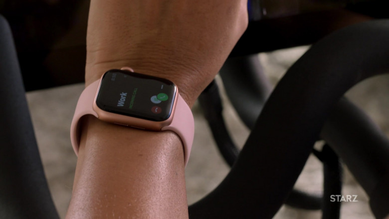 Apple Watch in Run the World S01E01 (2)