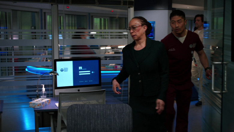 Apple iMac Computers Used by Doctors in the Hospital in Chicago Med S06E13 TV Show 2021 (3)