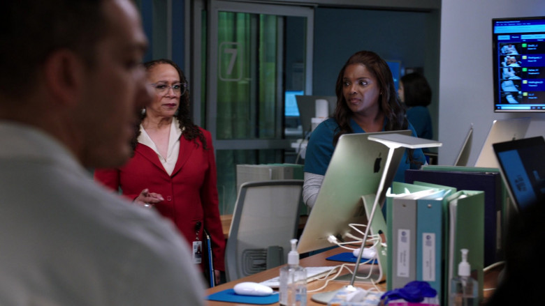 Apple iMac Computers in Chicago Med S06E14 (1)