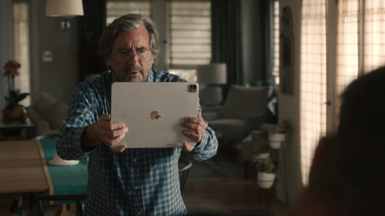 Apple iPad Pro Tablet of Griffin Dunne as Nicky Pearson in This Is Us S05E16 The Adirondacks (1)