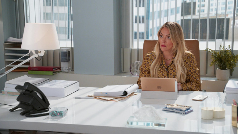 Apple iPad Tablet Used by Hilary Duff as Kelsey Peters in Younger S07E08 The Baroness (2021)