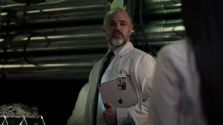 Apple iPad Tablets in Manifest S03E08 (1)
